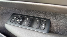 Volvo XC40 2.0 B4P Ultimate Dark 5dr Auto Petrol Estate